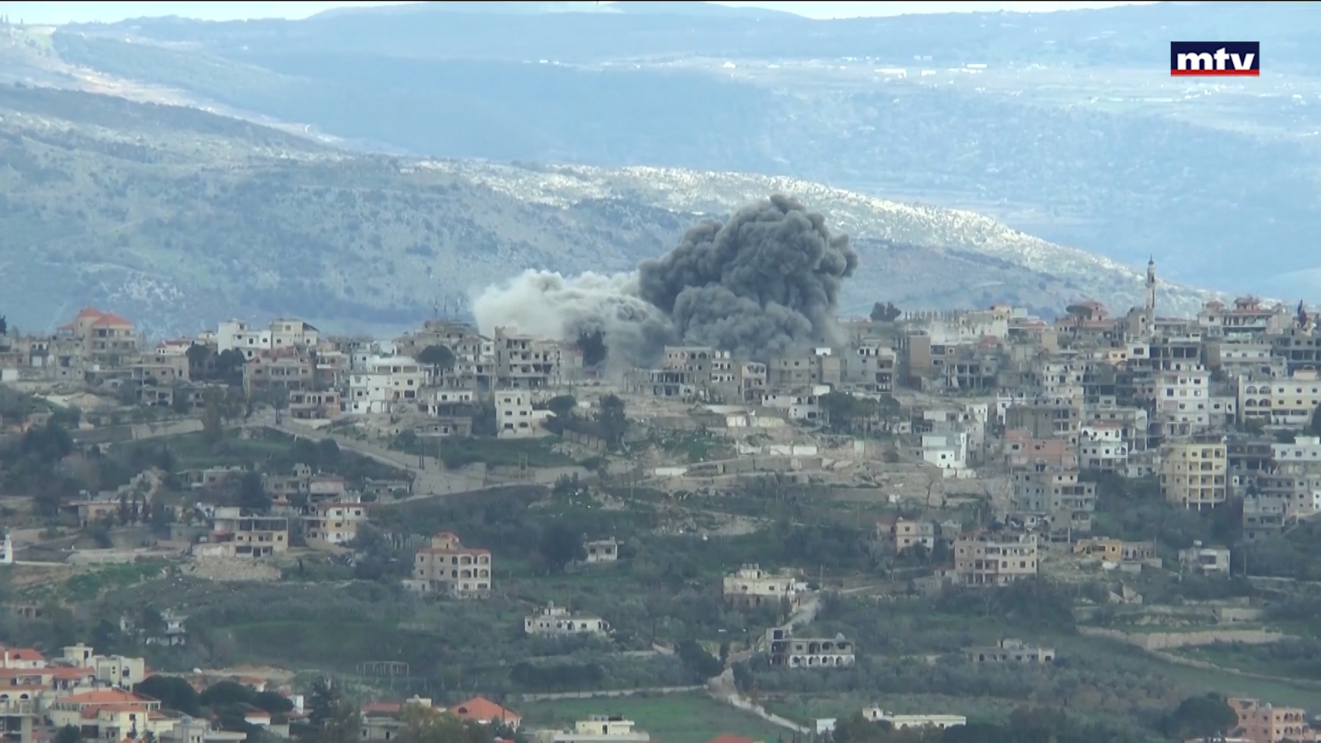 بين الغارات الإسرائيلية والفوضى الأمنية الداخلية