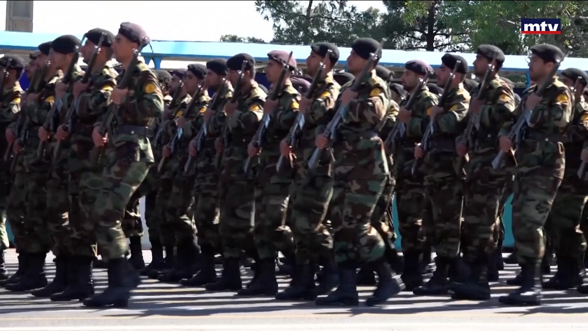 قيادات الحرس الثوري تتلطى بالمدنيين