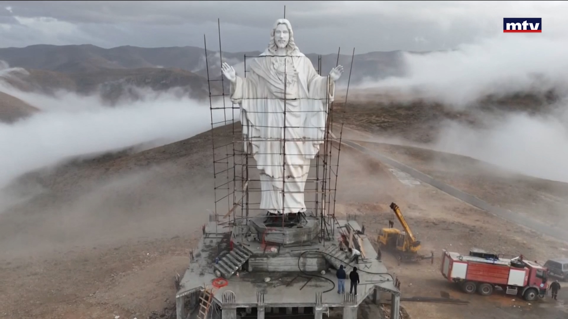 يسوع المسيح يحتضن لبنان من قمم القاع