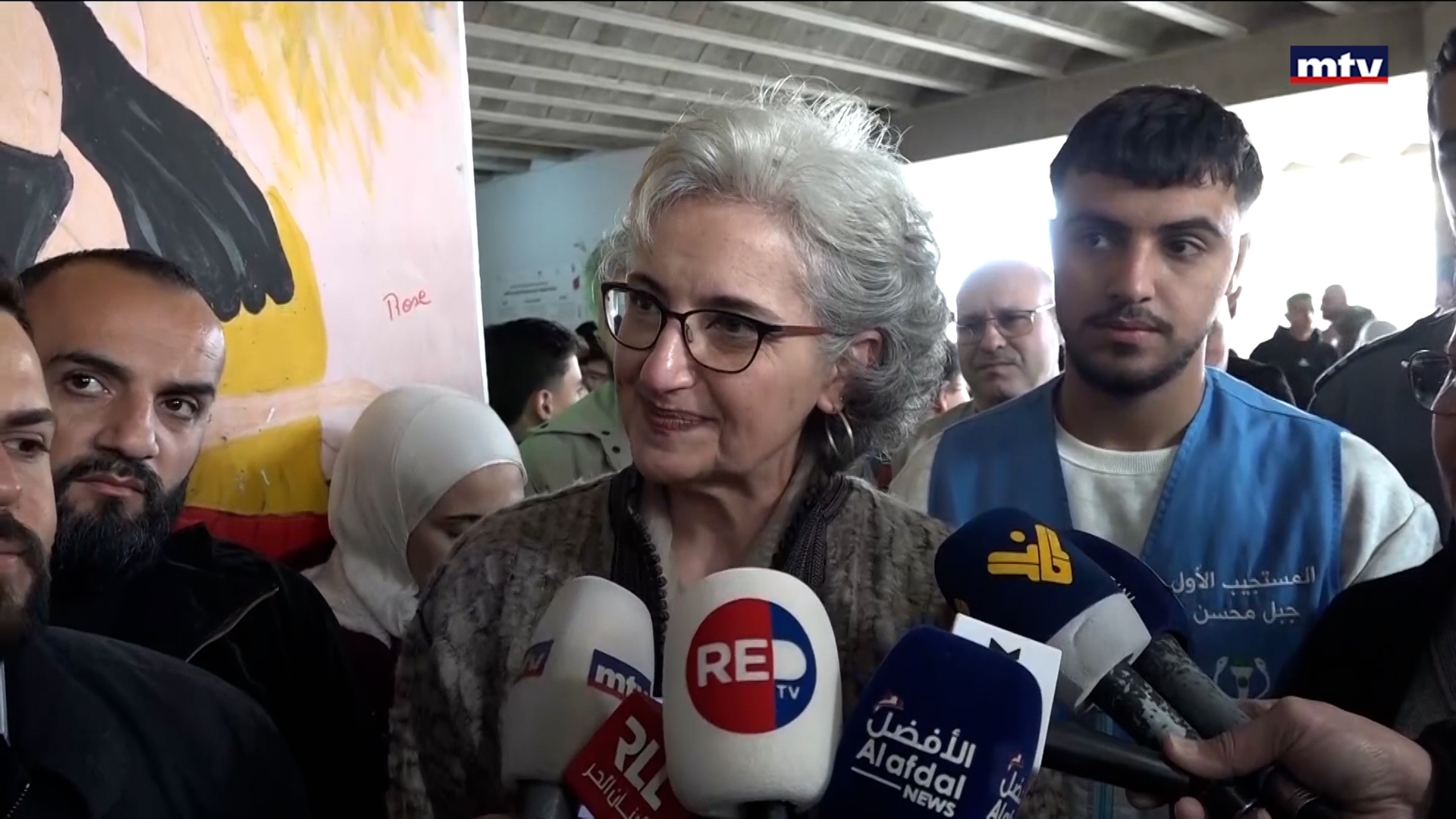 مستمعةً إلى مطالب النازحين وهواجسهم