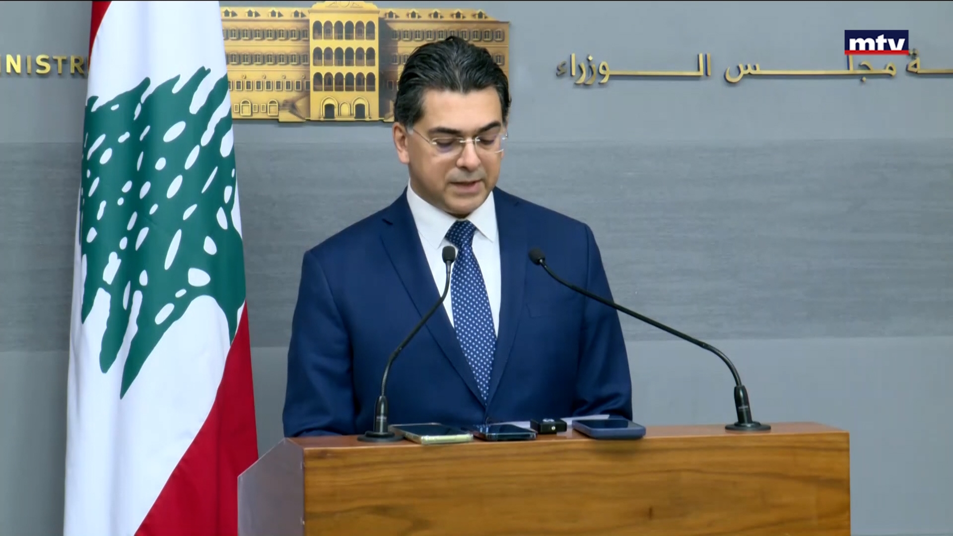 الحكومة تلتئم بغياب الثنائي