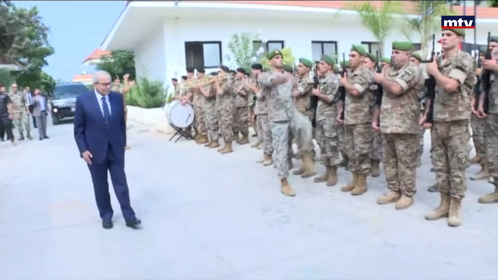 سلام ومنسى في ثكنة بنوا بركات