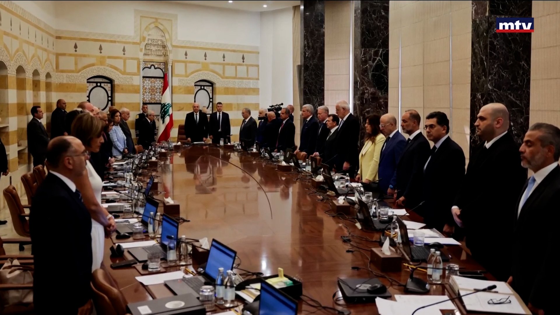 بين السيادة والاحتواء
