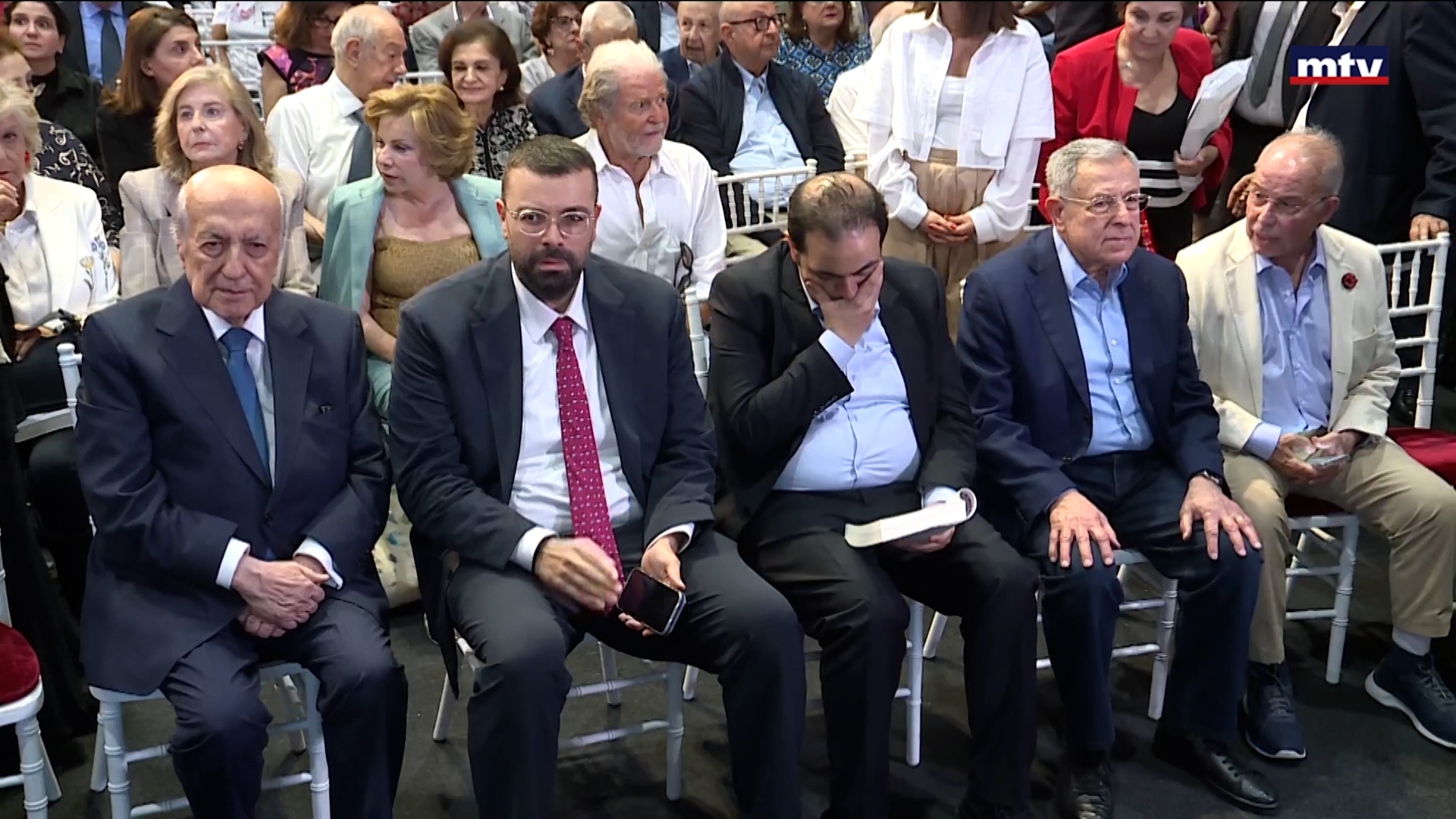 حمادة يوقع كتابه الجديد