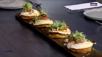 Grilled halloumi with figs