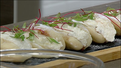 Bao bean paste with chicken
