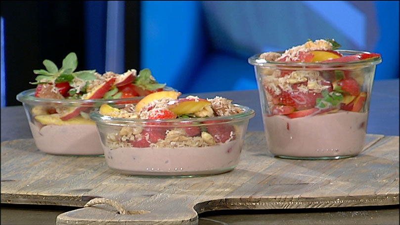 Salade de fruits مع تمر مطحون